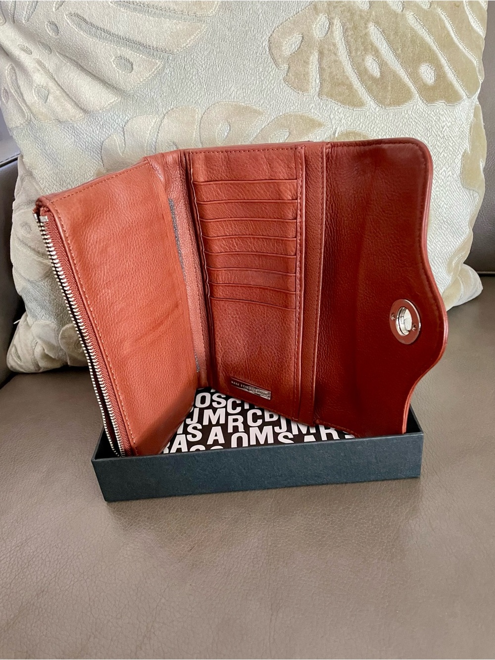 Marc By Marc Jacobs Rust Red Leather Turnlock wallet/clutch. - Picture 3 of 4